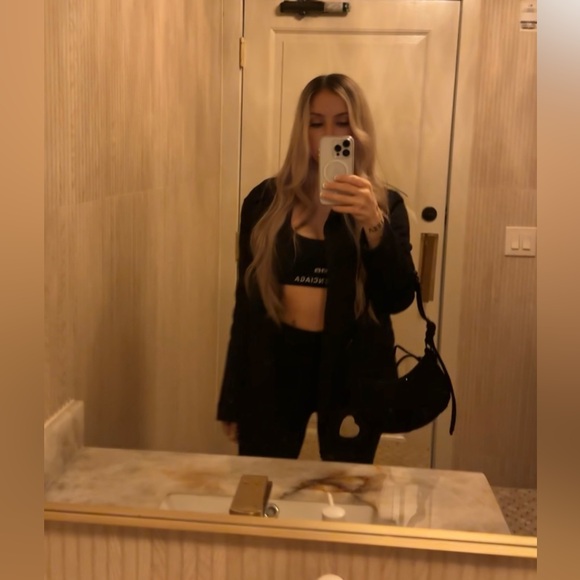 Meet your Posher, Nicole - Picture 2 of 3